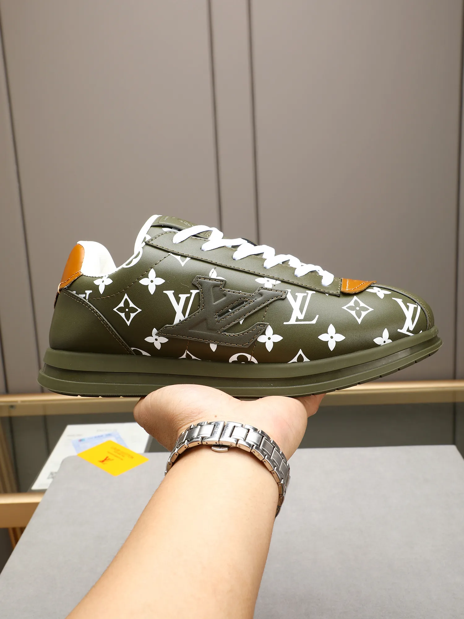 Men's Men's Shoes 💰540 LV Louis Vuitton L Jialu Brand Runner Tatic Series Thick Sole Casual Sports Shoes Running Shoes Original purchase, development and production This LV Runner Tatic sneaker combines technical materials such as mesh fabric and ribbons to interpret the inspiration of traditional mountaineering shoes. LV letters are written on one side, the lariat buckle of the quick lacing system is embellished with Monogram flowers and Louis Vuitton logos, and the light and wear-resistant rubber outsole completes the whole. ▪️Fabric: Original imported cowhide + mesh ▪️Inner lining: Original customized breathable mesh ▪️Sole: Original open-molded anti-slip rubber combination material ▪️Size: Men's 40-44 (45 46 customized)
